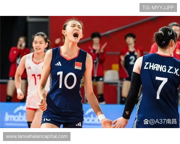 中国女排奋力拼搏逆袭获胜 赛场上演精彩绝杀全场热血沸腾