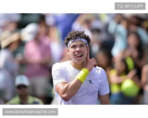 网球赛场新星崛起：年轻选手打破纪录引发全球关注