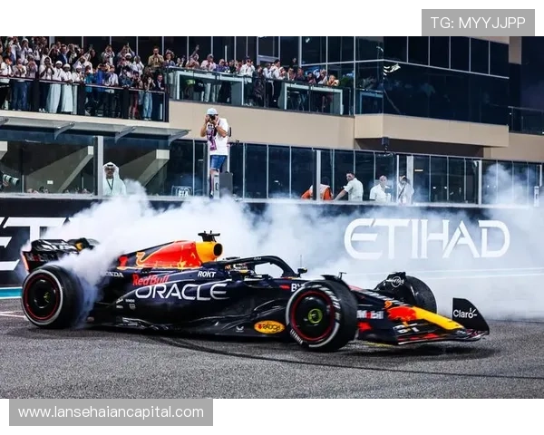 F1赛季激烈角逐持续升温 红牛与梅赛德斯再度上演巅峰对决