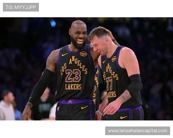 湖人逆转勇士加时取胜詹姆斯三双爆发助球队稳固西部前列竞争力强